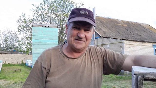 Как очистить улья? Пыльно, но оно того стоит. Ставлю вторые корпуса Рут. Ну и подарок ??? смотреть онлайн