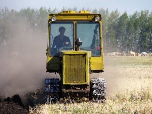 One soldier in the field - DT 75ml plow in field /// Один в поле воин - ДТ-75МЛ пашет в поле