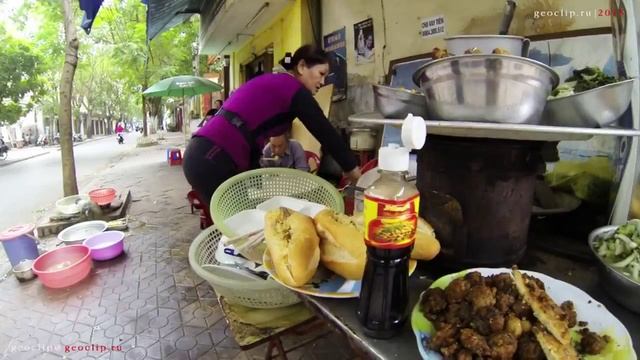 Вьетнамская кухня. Вьетнамский фаст-фуд.  Багет на завтрак. / Vietnamese Fast Food Baget Cooking