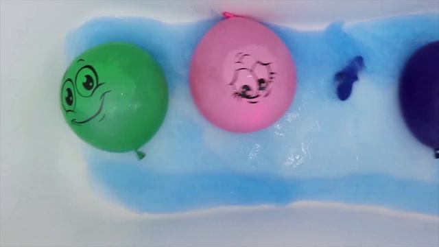 Воздушные шарики с водой Учим цвета для детей Развивающее видео Песня Семья Пальчиков Лопаем шарики смотреть онлайн