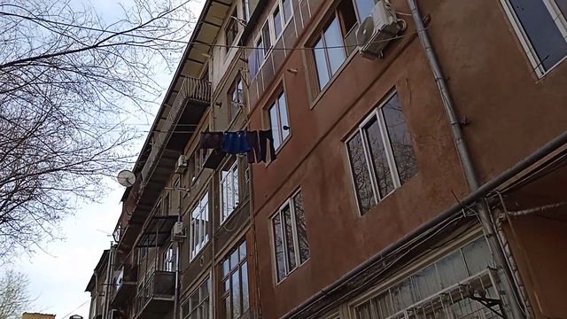 Аутентичный ереванский дворик@ белье во дворе@машина почти в под'езде смотреть онлайн
