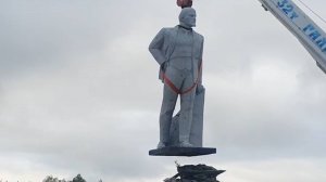 В Ревде снесли памятник Ленину. Real video