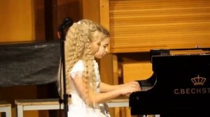 Фортепианное отделение. Игра в руки. Дети играют на фортепиано.