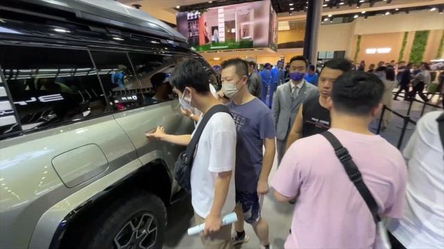 Китайское чудо - плавающий и ходящий крабом автомобиль BYD U8. Влог с крупной автовыставки в Китае. смотреть онлайн