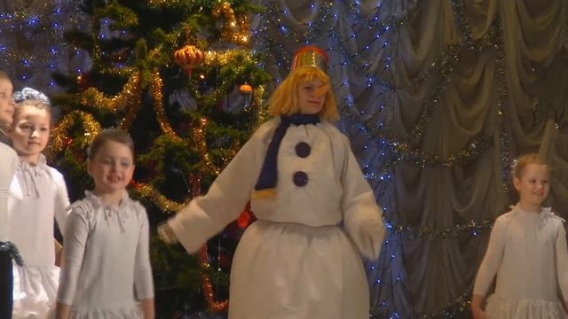 Танец Снеговика.Спектакль "Сюрпризы дедушки Мороза" смотреть онлайн