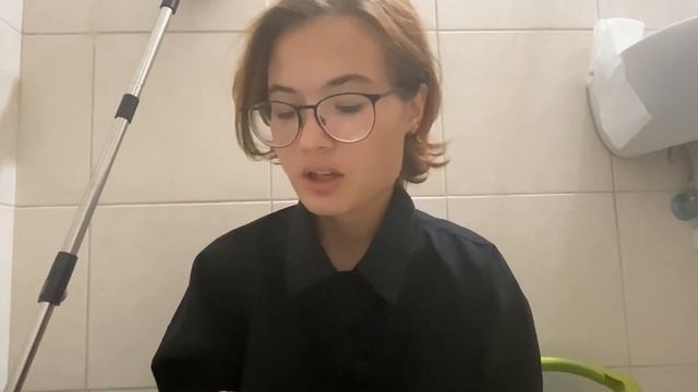 Девочка зачитала стих в туалете. до слез. смотреть онлайн