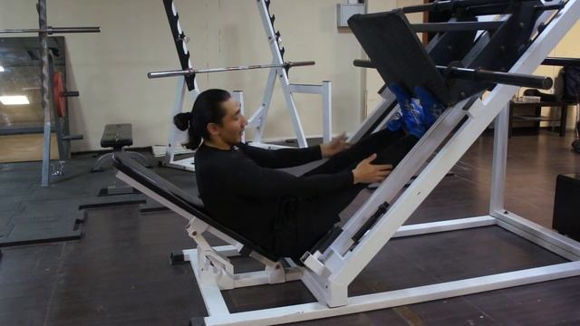 Подъёмы на носки в тренажёре жима ног Икры в тренажёре жима ног смотреть онлайн