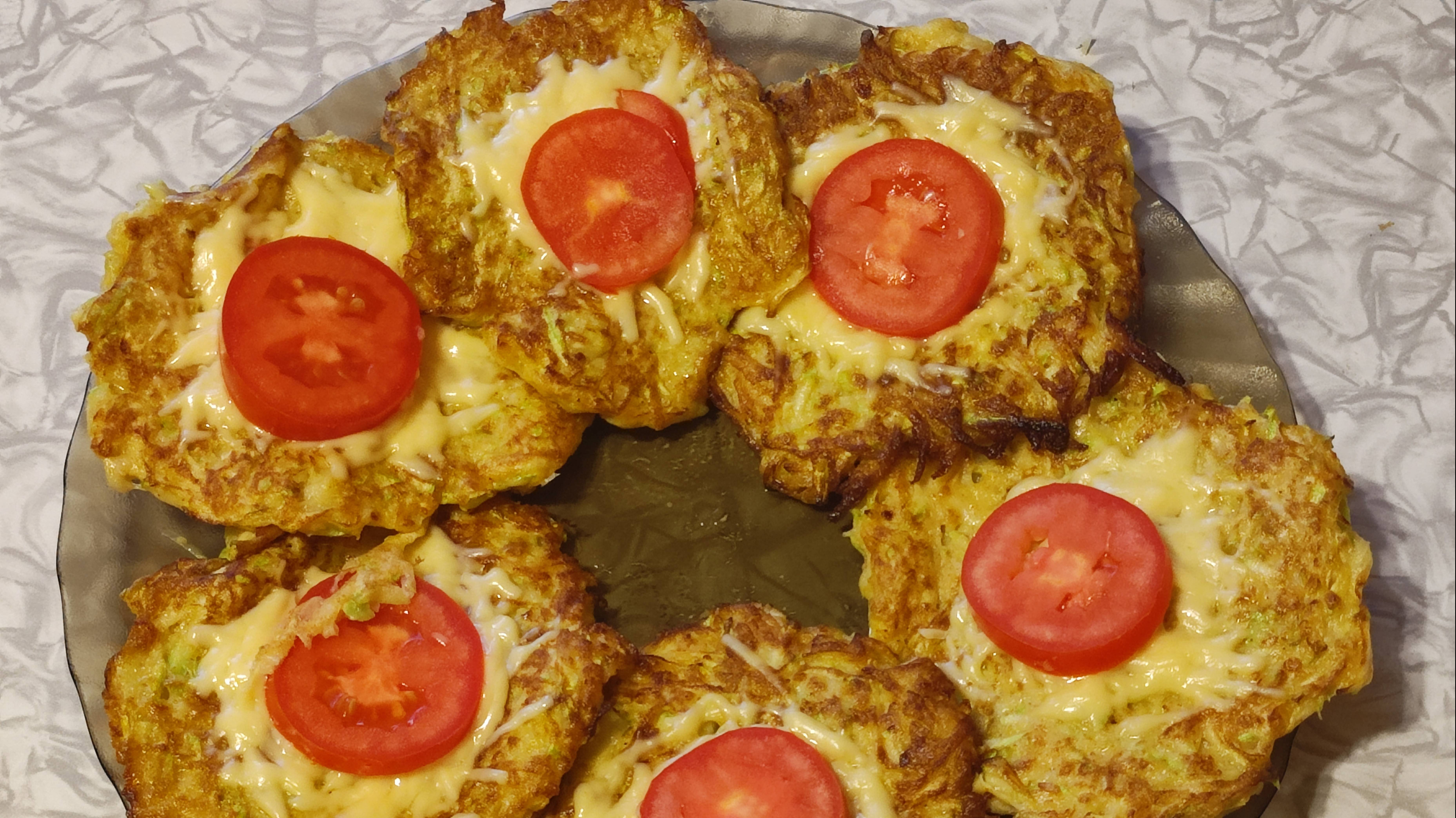 СУПЕР КУХНЯ! Кабачковые оладьи на завтрак. Быстрый видео рецепт на завтрак,перекус для всей семьи. смотреть онлайн