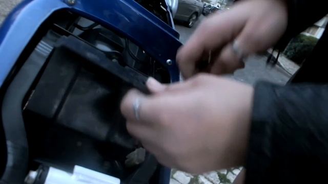 Honda CBR125R (battery removal) смотреть онлайн