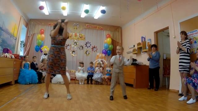 Самый крутой танец мамы и сына! смотреть онлайн