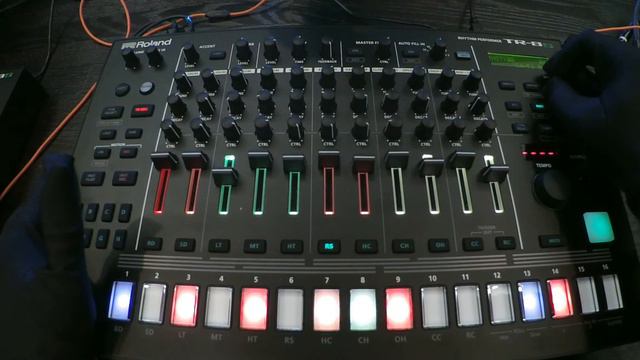 Roland TR8s - Making A Simple Techno Beat? z20 смотреть онлайн