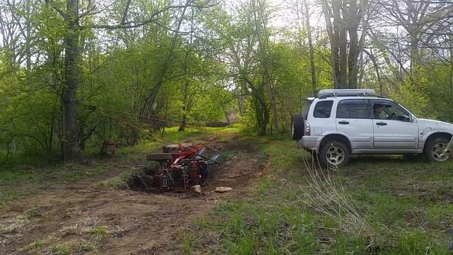 Минитрактор перевернулся. The tractor rolled over. смотреть онлайн