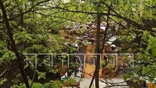 Масляная река с мусорными берегами потекла в микрорайоне Бурнаковский смотреть онлайн