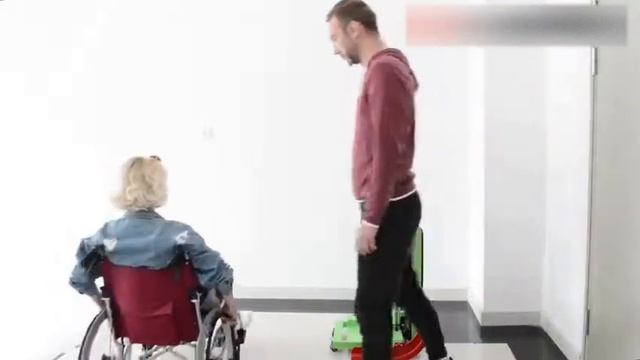 Лестничный электро подъемник для инвалидной коляски. Подъемник для инвалида. смотреть онлайн