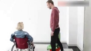 Лестничный электро подъемник для инвалидной коляски. Подъемник для инвалида.