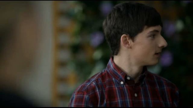 Эмма смотрит на бой Киллиана и Генри 6x03 смотреть онлайн