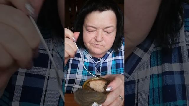 Ваша Госпожа О. В жрёт на камеру. рыбную консерва 18.10.2022