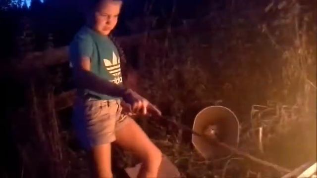 Классно провожу вечера. Около костра с подружкой) смотреть онлайн