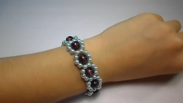 Простой в изготовлении браслет займет немного вашего времени, но при этом дополнит образ. смотреть онлайн