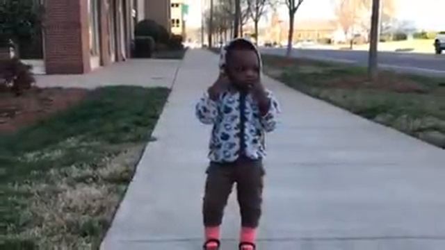 Oracle Madila outside on the bus stop смотреть онлайн