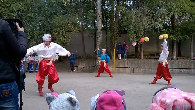 Танець козаків на осінній ярмарку в дитячому садку смотреть онлайн