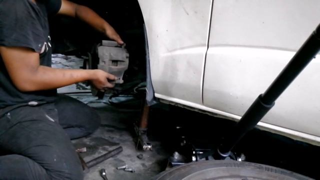 Toyota Hiace H200 2kd(model poslaju) brake rotor+brake pad replacement смотреть онлайн