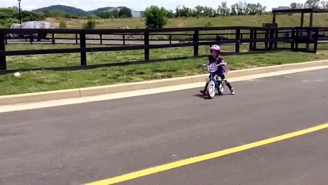 4 year old teaches how to ride a bike without training wheels смотреть онлайн