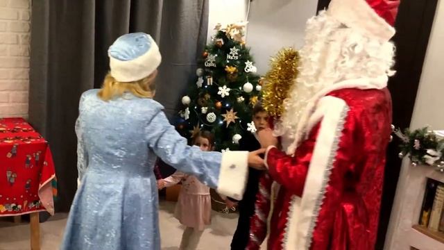 Дед Мороз и Снегурочка в гостях у нас! Что подарил Дед мороз на новый год?? смотреть онлайн