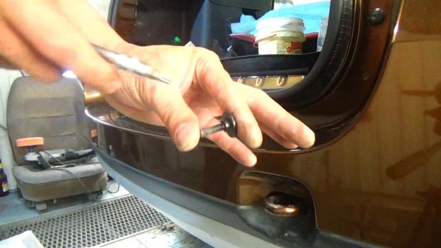 Как снять задний бампер. Renault Duster (Рено Дастер). смотреть онлайн
