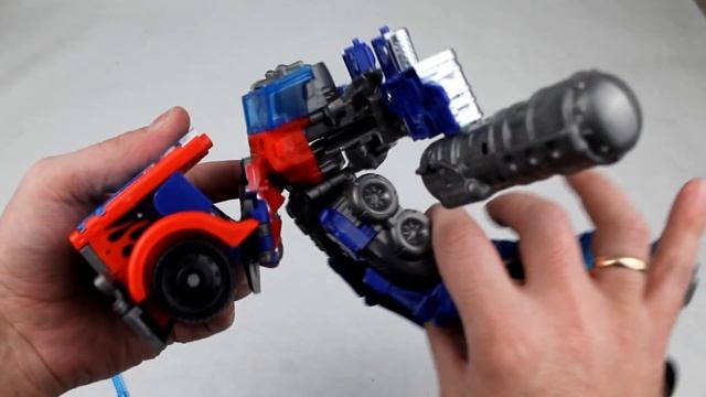 Сборка трансформера Оптимуса в грузовик
