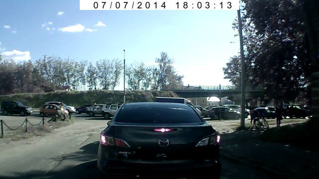 Велосипедист увернулся от столба в Костроме смотреть онлайн