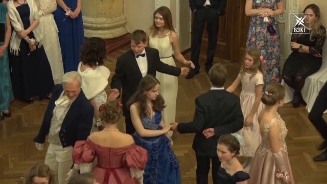 Традиция православных балов продолжается. Воскресенская молодежь станцевала мазурку, кадриль, вальс смотреть онлайн