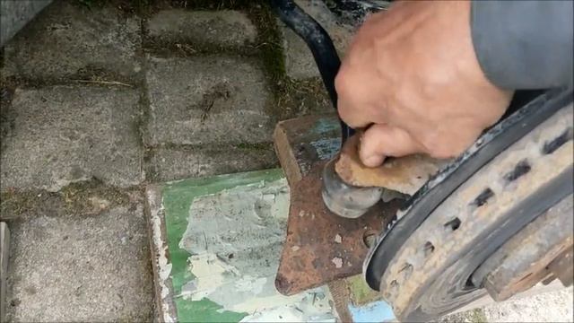 Рено Дастер 2 л.  Замена правого рулевого наконечника.