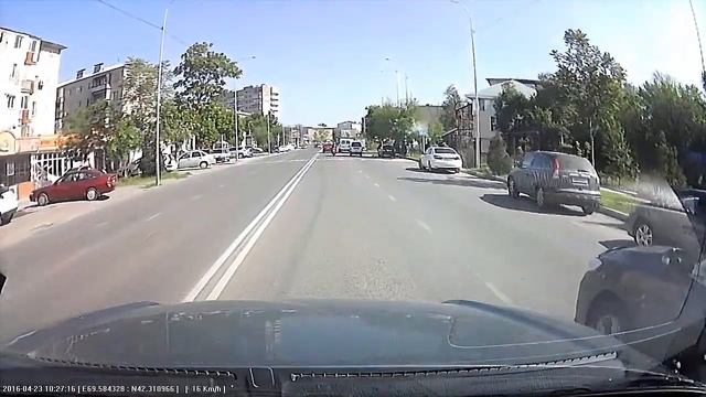 Шымкент. Мотоциклист выезжает на полосу встречного движения. Шымкент. смотреть онлайн