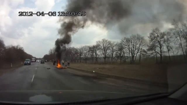 Мотоциклист на обочине...мотоцикл сгорел!!! смотреть онлайн