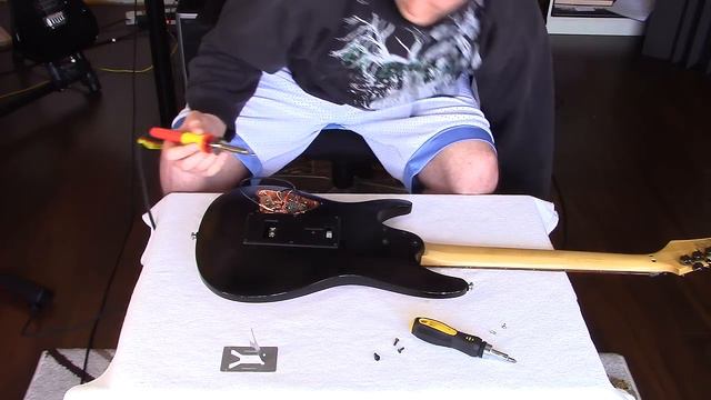 DIY Gutiar Modifications (Ibanez S320) ep 7 (bonus) - changing the pickup switch смотреть онлайн