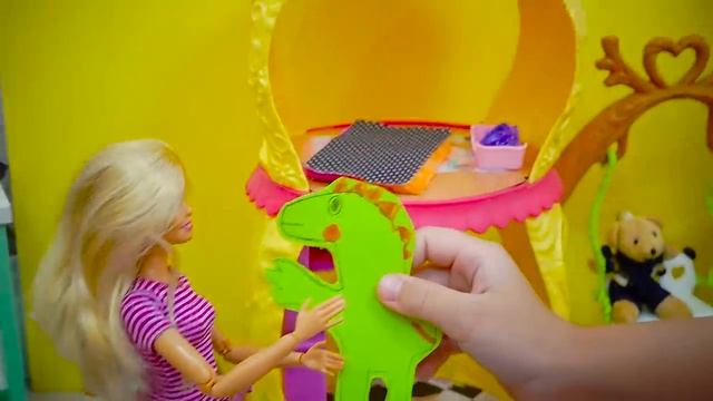 Алиса играет в ДОМИК БАРБИ ! Рум тур дома и история про динозаврика ! смотреть онлайн