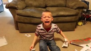 6 летний ребёнок плачет из-за того что дед мороз принёс плохой подарок на новый год