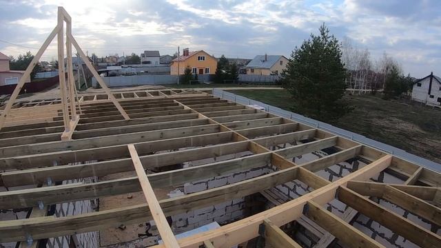 Вальмовая крыша одноэтажного дома из газосиликатных блоков. Мауэрлат и балки перекрытия смотреть онлайн