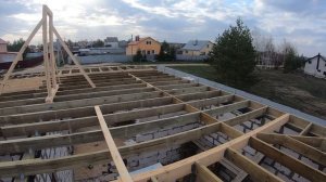 Вальмовая крыша одноэтажного дома из газосиликатных блоков. Мауэрлат и балки перекрытия