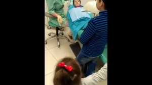 Супер зубной врач учит детишек не бояться лечить зубы