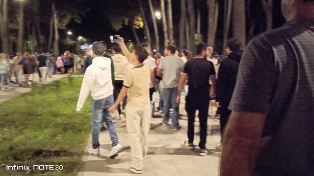 Парк Мира - очень много народу гуляют... смотреть онлайн