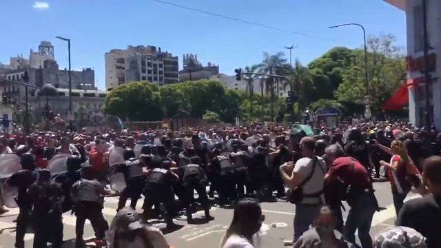 Стычка с полицией на церемонии прощания с Диего Марадоне смотреть онлайн