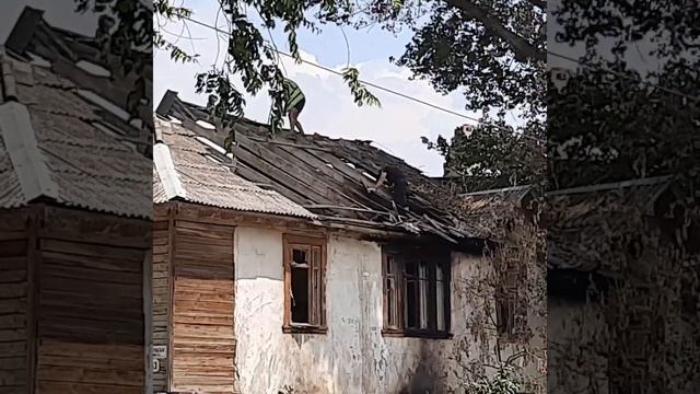 Рабочие демонтируют крышу Сталинский многоквартирный дом. Саратов. смотреть онлайн