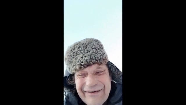 БЕЗУМНЫЙ ПАША БЕРЁТ ПРИМЕР С ОЛЕГА МОНГОЛА / САНЯ БЫК КОРМИТ СОБАКУ В ТАЙГЕ смотреть онлайн