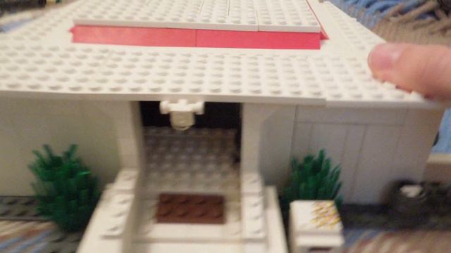 Лего-дом с механической дверью/Lego house with a mechanical door. смотреть онлайн