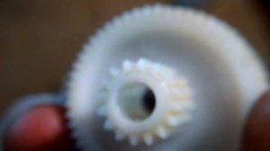 Ремонт мясорубки Электродвигатель работает но мясо не крутит  слизалась шестерня