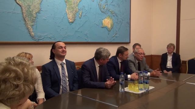 А. Журавский представил нового генерального директора Д. Иванова коллективу Росгосцирка смотреть онлайн