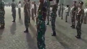 военный танцует