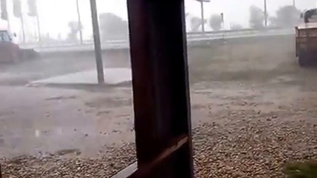 63 За 1,5 минуты потекли реки. Ливень в Саратове в районе п.Юбилейный смотреть онлайн